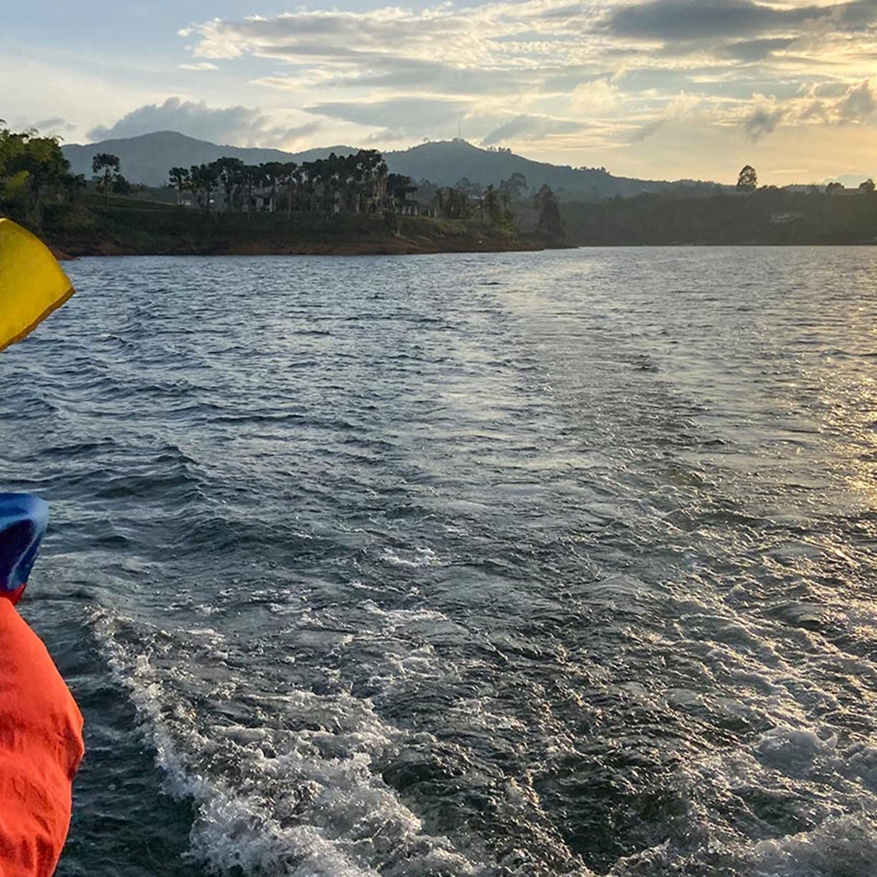 navegando-la-represa-de-guatape